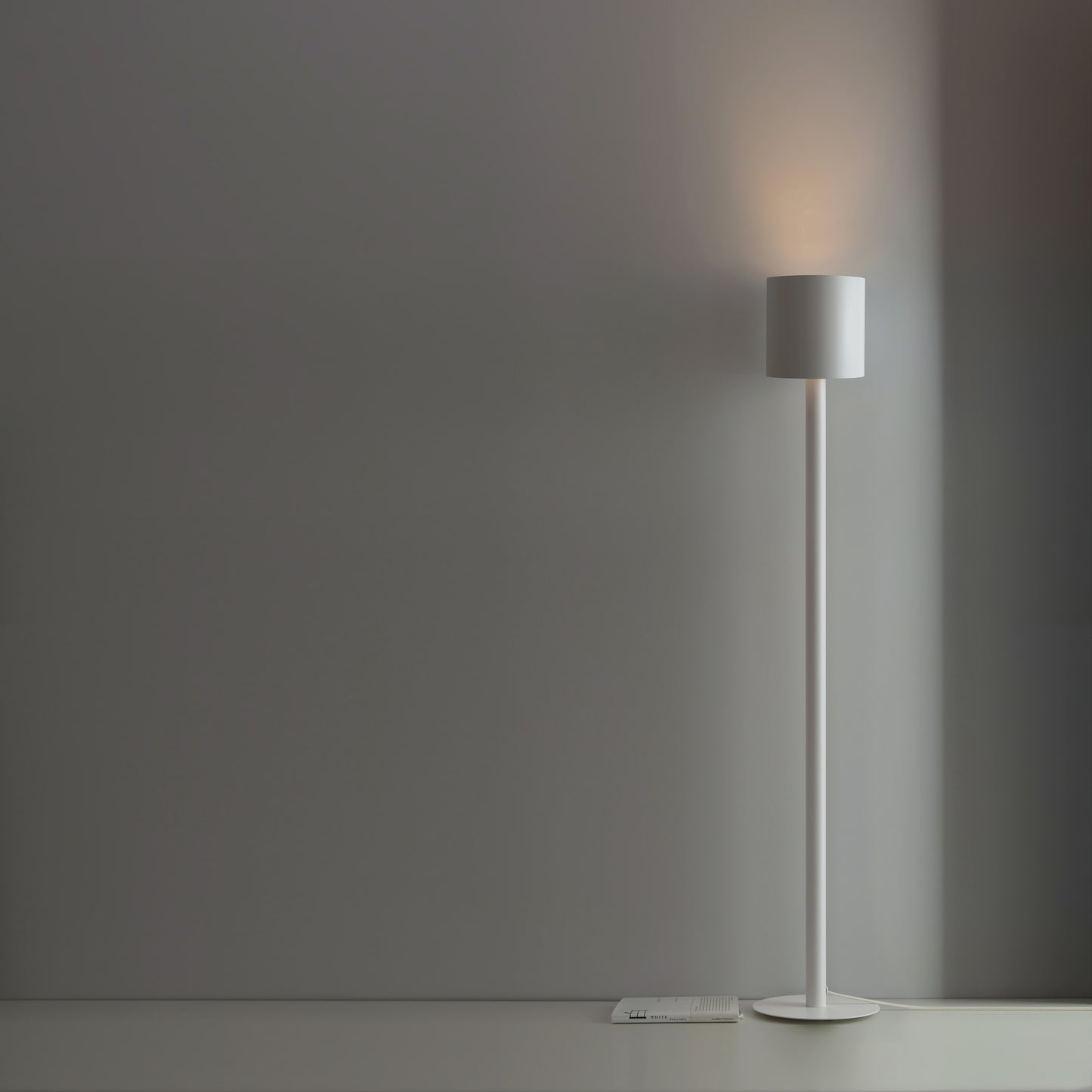 F2 Stehlampe